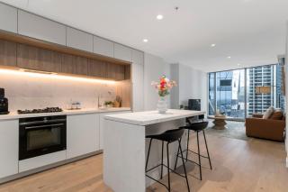 Stunning CBD Apt Best Location with Gym and Pool - 3