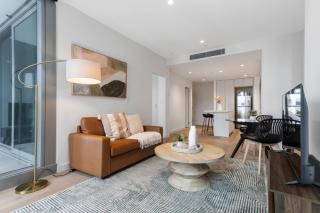 Stunning CBD Apt Best Location with Gym and Pool - 9