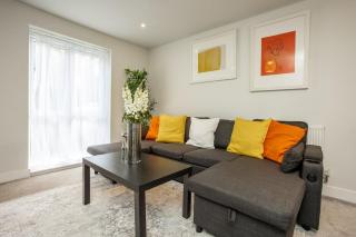 Modern - 3 Bedroom House in Nottingham - 2