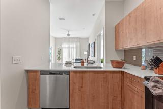 Riviere 2BR Apartment Pet Friendly Oasis Sleeps 6 Close to Epic Universe Pool & Gym - 3