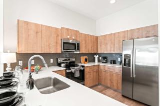 Riviere 3BR Apartment Stylish King Family Pets Friendly Pool & Gym Near Epic Universe - 9