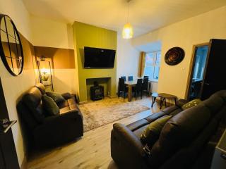 The Crewe Hub 4 Bed 2 Bath 8 Sleeper House 75Mbps - 0