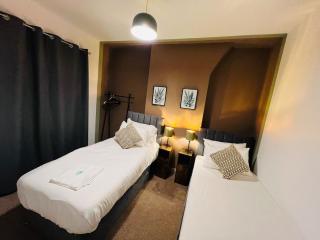 The Crewe Hub 4 Bed 2 Bath 8 Sleeper House 75Mbps - 7