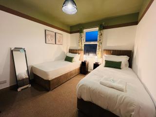 The Crewe Hub 4 Bed 2 Bath 8 Sleeper House 75Mbps - 6