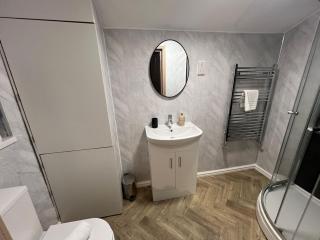 The Crewe Hub 4 Bed 2 Bath 8 Sleeper House 75Mbps - 4