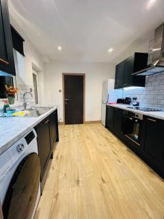 The Crewe Hub 4 Bed 2 Bath 8 Sleeper House 75Mbps - 2