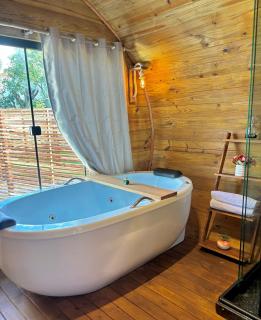 Cabana com banheira em formato de barril - 3