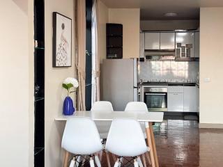 Bann-Kun Impact 2BR Condo Wi-Fi MRT Pink - 9