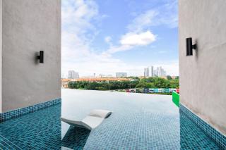 Lumi Tropicana Golf Course View with PS4 and Board Games B1-25 - 2