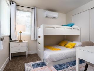 Lux Townhome With Parking and Rooftop Putting Green - 4