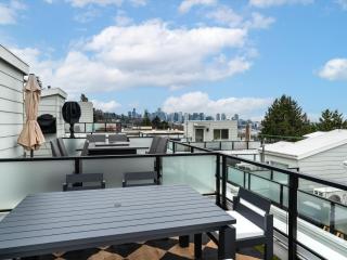 Lux Townhome With Parking and Rooftop Putting Green - 1