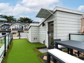 Lux Townhome With Parking and Rooftop Putting Green - 8