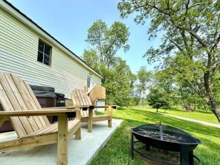 Romantic King Bed, Heart Shaped Hot Tub, Fire Pit - 3