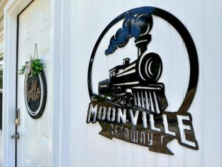 Romantic King Bed, Heart Shaped Hot Tub, Fire Pit - 2