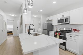 2025 Spacious New Build by UT, Downtown, King Beds, Rain Shower - 1