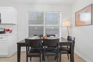 4BR Chicon 2025 New Build, by UT, Downtown, 3 King Beds, RainShower - 9