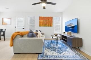 Warm and Cozy 2025 New Build Home at UT, Downtown, King Beds, Rain Showers, Sleep10 - 9