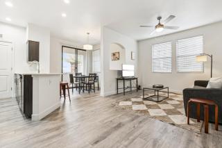 CozySuites Glendale by the stadium with pool 28 - 7