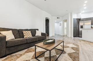 CozySuites Glendale by the stadium with pool 28 - 8