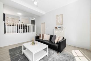 Pool & Tennis Court 3BR Bright Mt Gravatt Retreat - 7