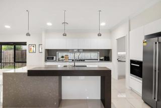 Family-Friendly 4BR with Dual Dining Kid-Friendly - 1