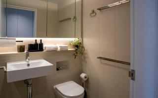 Deluxe 2-Bedroom City View Apartment with Pool & Gym - 7