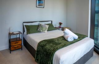 Deluxe 2-Bedroom City View Apartment with Pool & Gym - Melbourne - 4