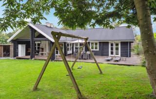 Lovely Log House On Møn - 9