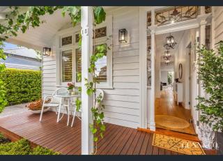 Luxury Family Retreat, Sleep 7, Parking & Garden - 4