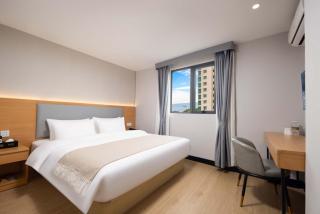 三亚观海楼酒店（三亚湾椰梦长廊店） - 0