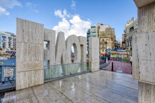 Modern 1BR Apartment with pool access in St Julians - 4