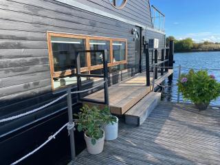 5-star houseboat of 125 m2 with its own bathing jetty - 9