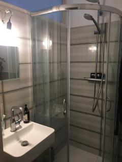 Cozy, green studio with a balcony in Berlin - 3