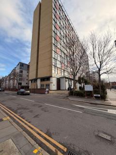 Modern High Rise Two Bed Apartment Central Croydon - 9