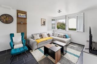 Chic house with a master suite, parking, terrace, and garden - 0