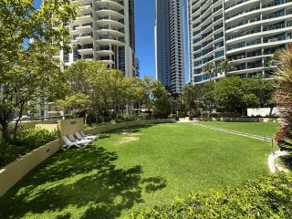 Urban Views River Breeze 2BR Retreat at Surfers - 8