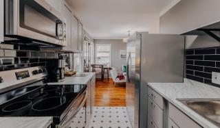 Warm and Cozy Magic Tree House on UT, Walk to Moody, DKR - 7