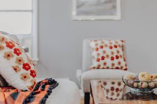 Warm and Cozy Magic Tree House on UT, Walk to Moody, DKR - 3