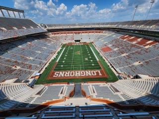 Warm and Cozy Magic Tree House on UT, Walk to Moody, DKR - 6