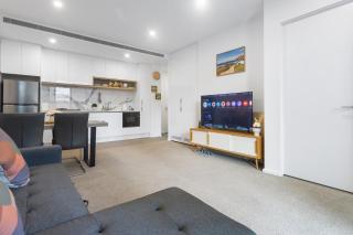 04WM ABNB Style 2BR w Free Parking, Rooftop Gym, 5 mins to Tram - 1