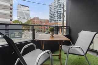 04WM ABNB Style 2BR w Free Parking, Rooftop Gym, 5 mins to Tram - 9