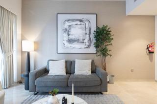 Luxury Grande Signature Apartment in Dubai Downtown Steps to Dubai Mall and Burj Khalifa with Stunning Pool View by La Brisa Dubai - 2