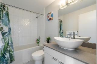 Cozy And Modern 2 Bedroom Along Bow River in Downtown - 9