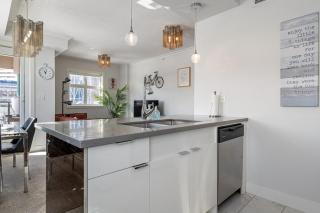 Cozy And Modern 2 Bedroom Along Bow River in Downtown - 4