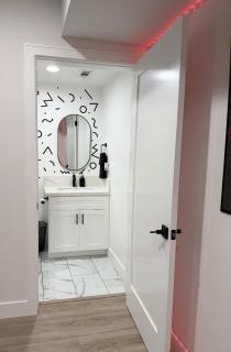 Vibey Retro Room in a Shared Space - 9