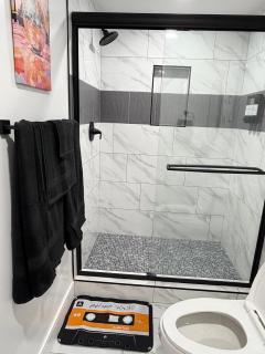 Vibey Retro Room in a Shared Space - 3