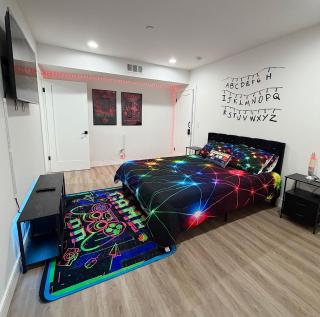 Vibey Retro Room in a Shared Space - 1