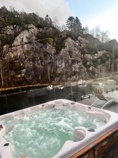 Aurora Bliss - Luxury Waterfront Apartment near Bergen with Sauna & Jacuzzi - 8