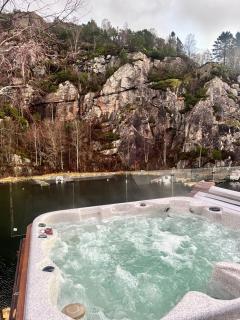 Aurora Bliss - Luxury Waterfront Apartment near Bergen with Sauna & Jacuzzi - 6