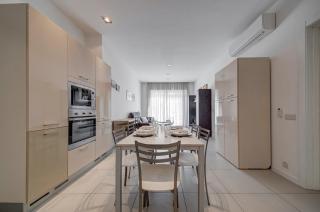 Spinola Bay 2 BR Apartment w Jacuzzi & Sea View - 4